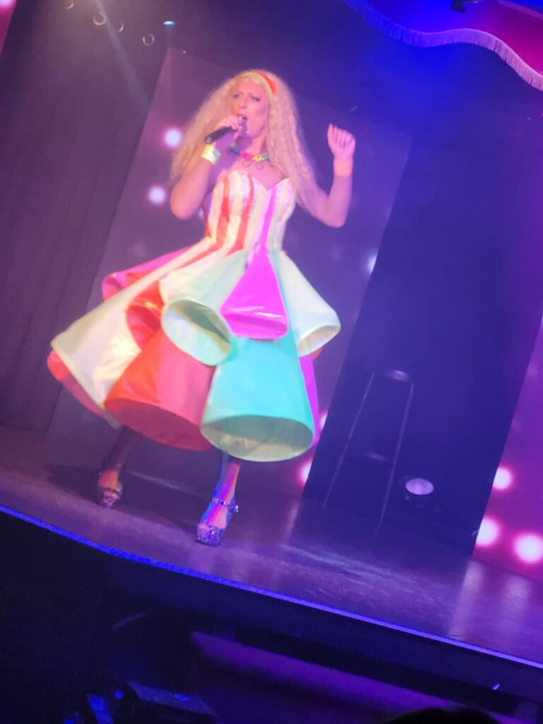 Personnalité : À l'image des drag queens, Miss Caline possède une identité scénique singulière.